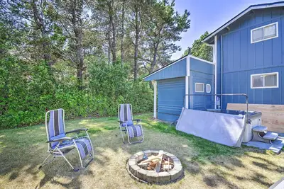 Image de Coastal Pnw Gem w/ Hot Tub - Walk to Beach!