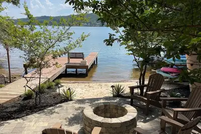 Image de Lakefront 5 Br home nestled on a private cove 1 hr from downtown Atlanta, Ga.