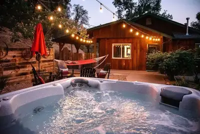 Image de Romantic River Cabin w/ Hot Tub, views, spa bathroom, Close to 2 Yosemite Gates