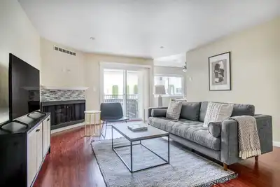 Image de Sunny Redwood City 2br w/ Pool, W/D, Parking, near Wf + Tj, by Blueground