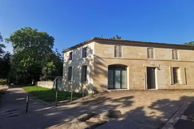 Image de Maison individuelle avec jardin au pied du château de Jonzac.