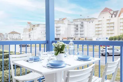 Image de Appartement Moderne à Proximité de la Plage avec Parking et Garage Inclus.