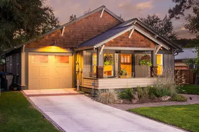 Image de Hot Tub ~ Downtown ~ Steps to Drake Park ~ Dog Friendly ~ Fireplace ~ Bikes