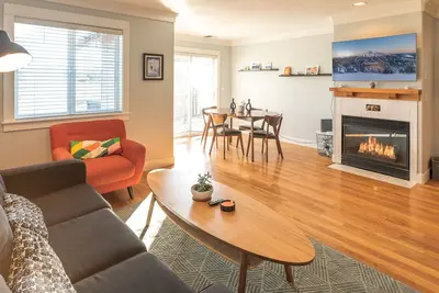 Image de Dog Friendly ~ Fireplace ~ Walk to the River, Amphitheatre  & Old Mill!