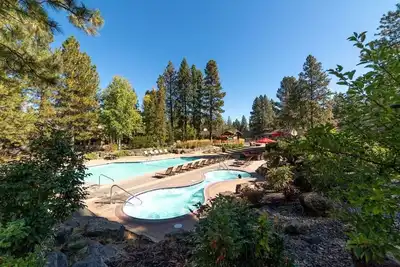 Image de Modern Condo ~ Heated Pools ~ Beautiful Views ~ Minutes to Bachelor!