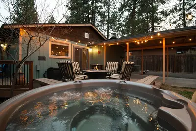 Image de Westside Bungalow ~ Hot Tub ~ Fire Pit ~ Dog Friendly ~ Fenced Yard!