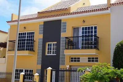 Image de Totally Renovated House in a Quiet Area! ! ! Sea and mountain views