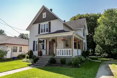 Image de Charming Home, Minutes to Beach, Downtown Meaford