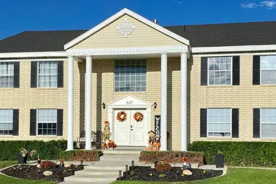 Image de 8 Bedroom 6 Bathroom home with kitchen, dining room area and lounge.