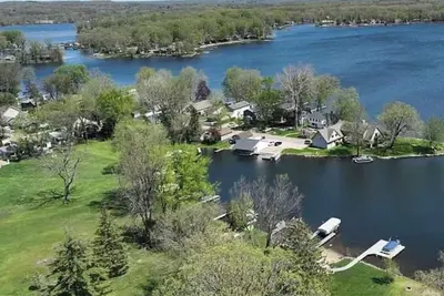 Image de 🌟”The Lily Pad” Cottage🏡🚣‍♀️Strawberry Lakefront Fun on the Huron River Lake Chain!