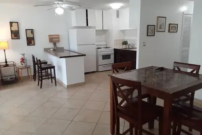 Image de ~Waikiki~ Lowest Rates In Area ~ 2 Bedroom ~ Fully Furn ~ Blocks to Beach ~