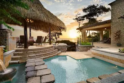 Image de Beach Front, Luxury Private on Playa Langosta