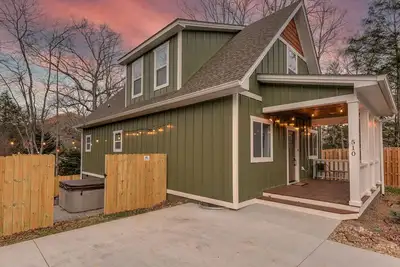 Image de Cozy Cottage- Hot Tub/16 mi from Asheville/ Fire Pit/Arcade/Foosball