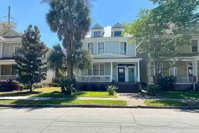 Image de Furnished Executive Rental in Victorian District!