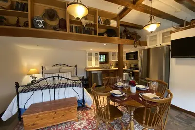 Image de Cowboy cabin with private patio