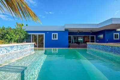 Image de 8bd/8bth Caribbean guest-friendly complex with 3 pools. Free van to beach&bars!