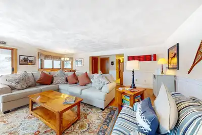 Image de Dog-friendly condo near skiing with amazing Mt. Washington views, fireplace & W/D
