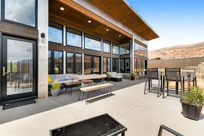 Image de Modern stunner close to hiking with lots of space, amazing mountain views & W/D