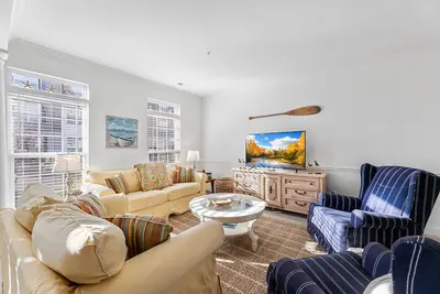Image de Huge well decorated townhouse in 5 Points Four + bedrooms and Two Living areas.