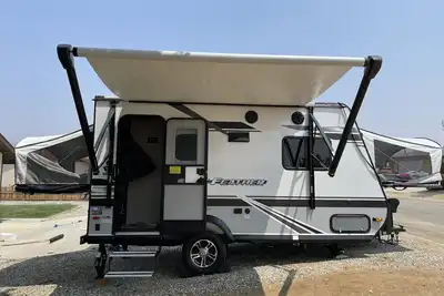 Image de Cozy travel trailer! Pick up or drop off in Tehachapi