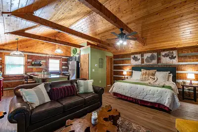 Image de 🐿Winter and Spring Sale! ~ Great Location ~ Hot Tub🐿