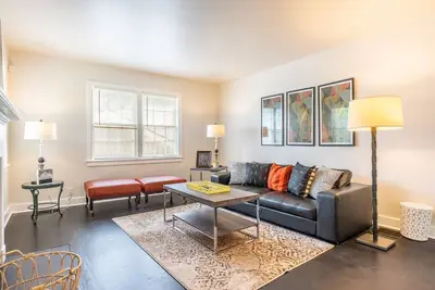 Image de \"Beautiful Bungalow- Minutes to Downtown\"