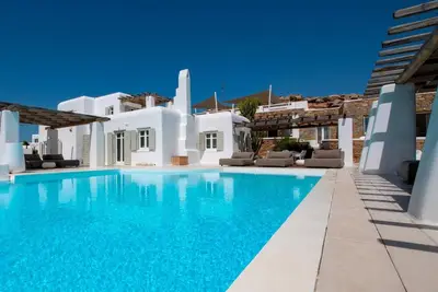 Image de Excellente Villa Tourlos | 8 chambres | Villa Opale | Superbes vues sur la mer et la ville