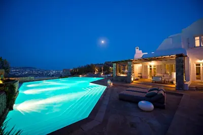 Image de Villa de luxe à Mykonos | 6 Chambres | Villa Alessandra | Vues sur la mer et la ville