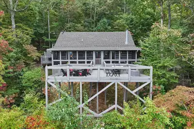 Image de Large Deck, Layered Mountain Views, Gorgeous Cabin