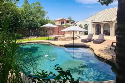 Hot Tub & Fire Pit: Phoenix Oasis Near Hiking!