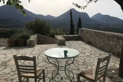 Image de Propriété nichée dans les oliviers au cœur de la campagne Mycenienne