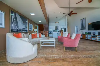 Image de 4bd guest-friendly beachfront penthouse, rooftop jacuzzi, sea views, near all!