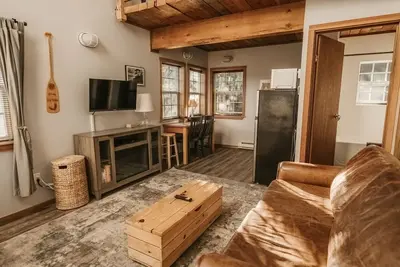 Image de Sea Urchin West Coast Cedar Loft & Beam Suite in Ukee