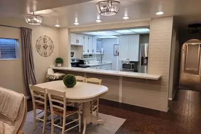Image de Christensen 4 Bedroom Basement Apartment