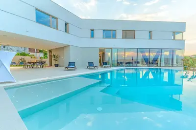 Image de Villa Daedalus - villa exceptionnelle avec piscine chauffée, spa et court de tennis
