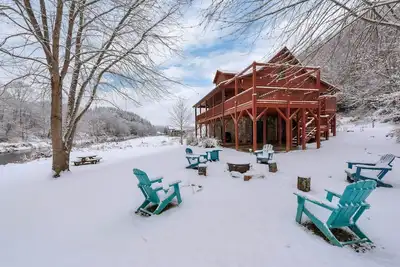 Image de The Pour House - Todd Nc Cabin - Ping Pong - Fireplace - 30 Min to Skiing