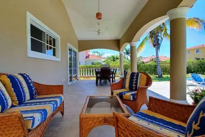 Image de 7bd/7bth residence with Tennis/Basket/Soccer courts near beach/shops/bars