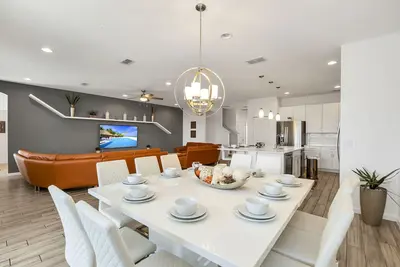 Image de Modern 10 Bedroom Home - Only Minutes from Disney!