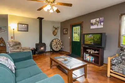 Image de Gorgeous Northwoods River Retreat