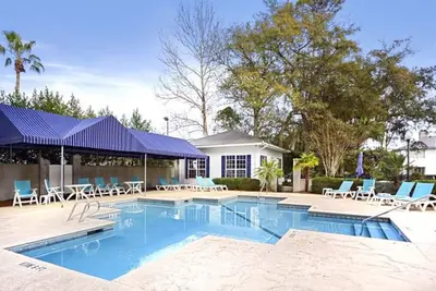 Image de Beach Square – optional Bikes – Walk 2 Redfern Village, shops, and restaurants! .