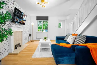2 Bed House  - Garden - Parking - Fast Wifi