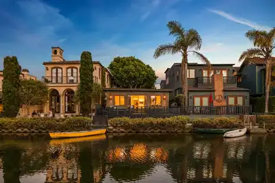 Image de Resort Style Villa in Venice Canals-Right By Beach