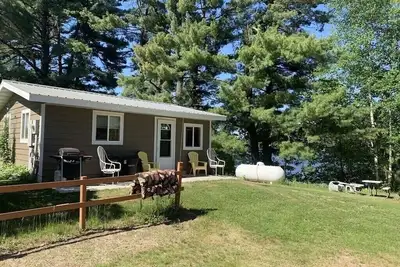 Image de Sam’s Place Cabin 1 on Long Lake, near shoreline, quiet. Own dock available.