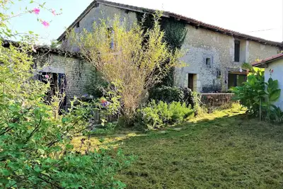 Image de maison paisible avec gîte, jardin en permaculture, atelier d'artiste à visiter