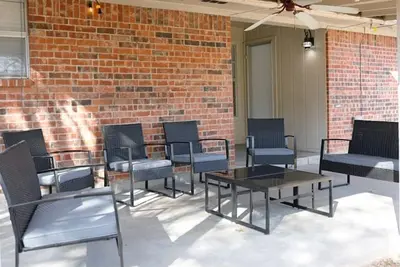 Image de Peaceful 4 Bedroom - Sleeps 12 - Hospital District