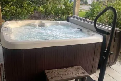 Image de Pet-Friendly 2br /2 min Walk to Beach /Pool+Hot Tub/ Golf Cart option