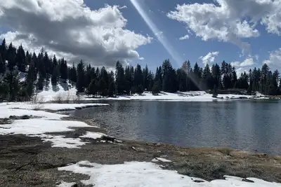 Image de High Sierra Retreat with view of the lake