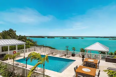 Spectacular Luxury Private Villa – 8bd, waterfront pool directly on Chalk Sound