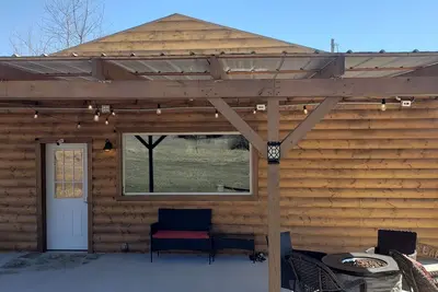 Image de Modern Log Cabin with indoor and outdoor jacuzzi tubs