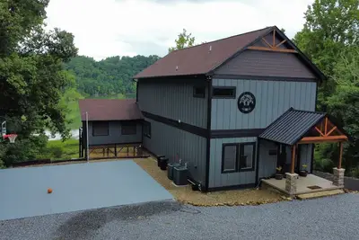 Image de Lakeside Cabin: Gated Comm/Pool Access/Private B-Ball Court/Fire Pit/Easy Access